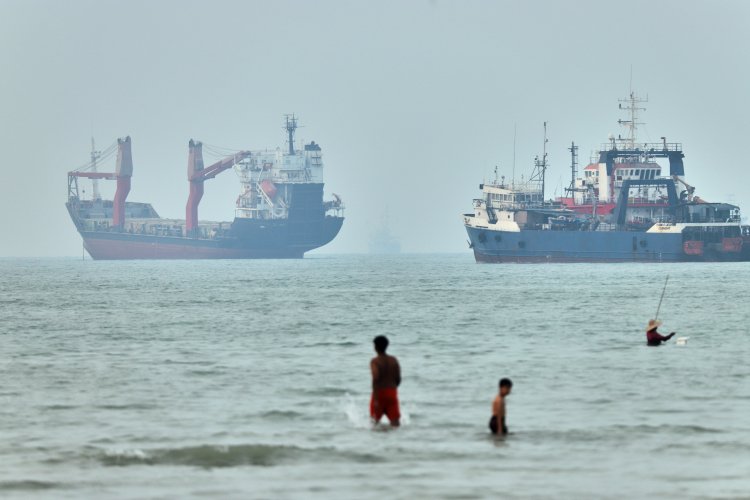 Inside the Effort To Get Trump To Drop Strait of Hormuz Fee