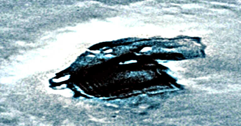 UFO landed in Mars crater, is it worth salvaging? 💫 👀 UFO Sightings Daily.