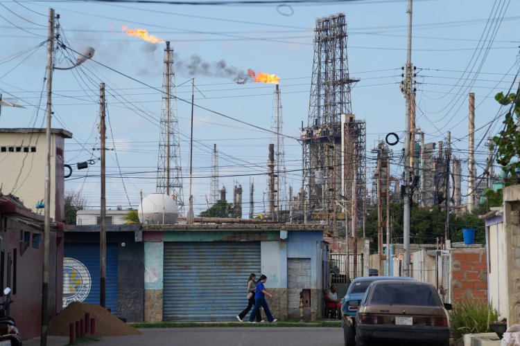 Trump Announces Vast U.S. Stake in Venezuelan Oil Industry