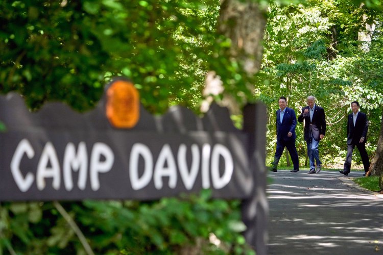 Trump, Under Pressure on Iran, Takes His Cabinet to Camp David