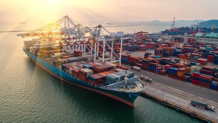 Shipping Firms Offer ‘Massive Bonuses’ for Strait of Hormuz Crossings, Report Says