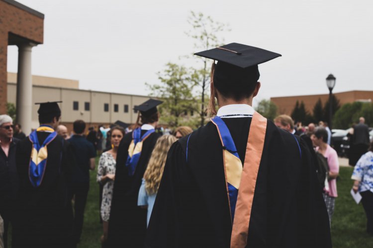 Poll: Majority Says Student Loans Are Too Risky
